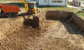 Рытье котлованов под фундамент в Томске – цена от 2553 руб. за м3 | 2Землекопа-Тмс
